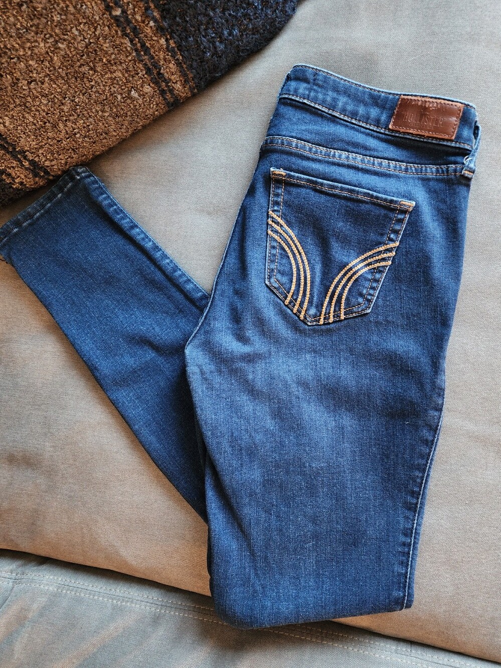 Hollister Denim Blue Jeans Sz 27 Classic Hollister Design On Back Pockets